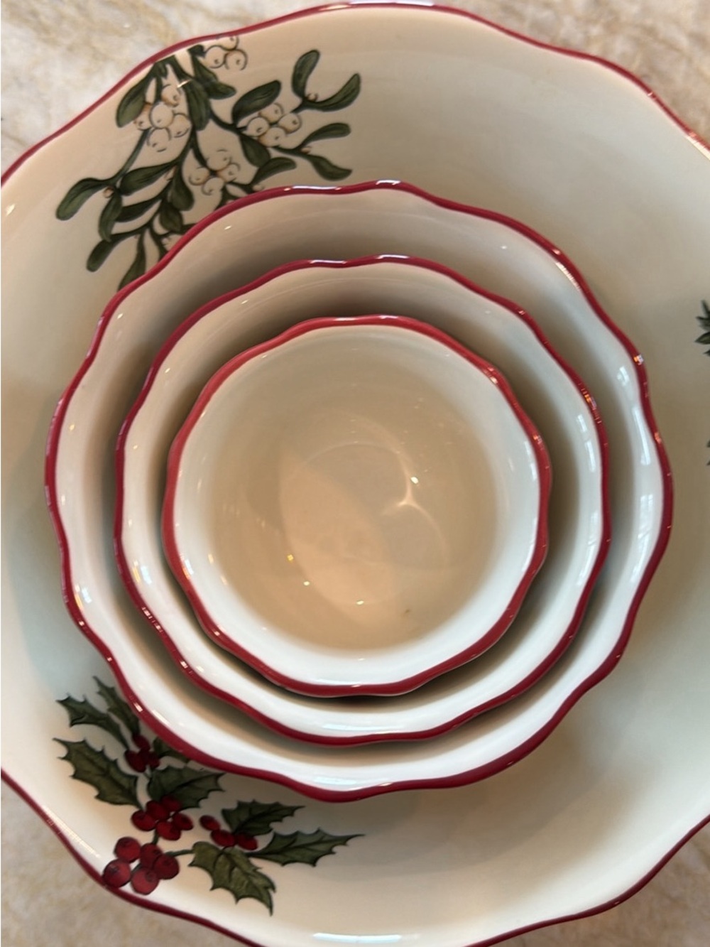Holiday Scalloped Nesting Bowls - Red & Green